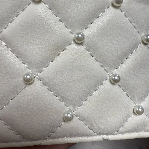 Badgley Mischka White Crossbody Bag - Picture 5 of 5